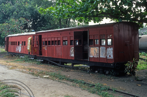 17212. Narrow gauge coaches. Dematagoda. Sri Lanka. 20.1.04.