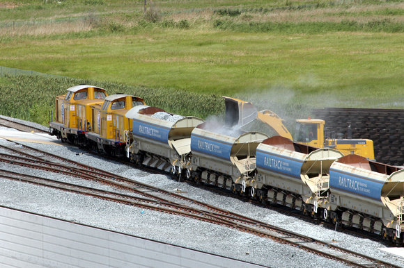 DG01284. Ballast train. CTRL. Swanscombe. 29.6.04.