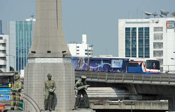 FDG11057. 1168. Victory monument. Bangkok. Thailand. 25.1.09.
