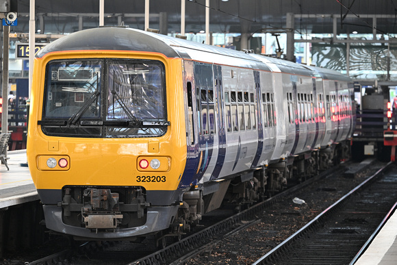 DG441509. 323203. 2G12. 1533 Manchester Piccadilly to Hadfield. Manchester Piccadilly. 9.3.2025.