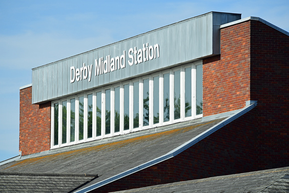 DG375402. Station front. Derby. 13.7.2022.
