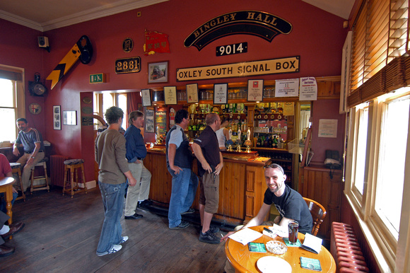 DG01841. Station pub. Codsall. 4.9.04.