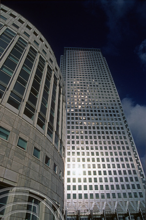 T5432. Looking up at the tower. Canary Wharf. London. January 1996