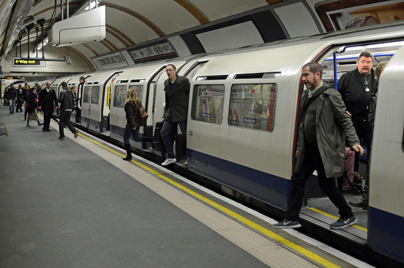 DG165083. Piccadilly line. Covent Garden. 13.11.13.