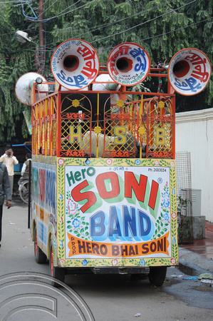 DG70001. Band cart. Lucknow. India. 13.12.10.