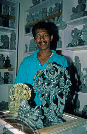 T6641. Sculptor. Mahabalipuram. Tamil Nadu. Indai. 1998.