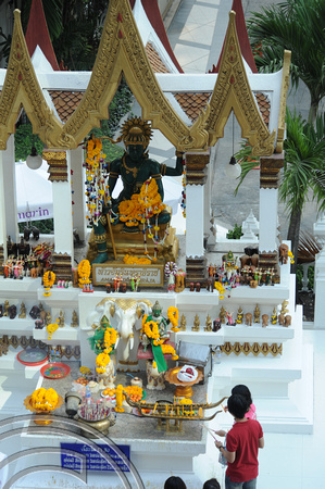 TD10987. Hindu shrine. Bangkok. Thailand. 25.1.09.