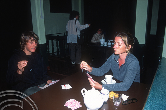 T17261. Matt and Lynn playing cards. Galle Face Hotel. Colombo. Sri Lanka. 11.01. 2004.