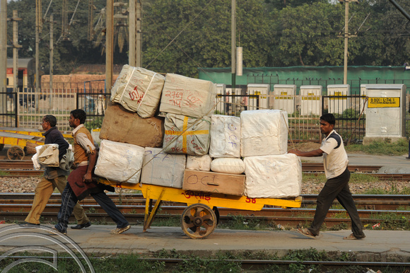 DG69311. Parcels traffic. New Delhi. India. 2.12.10.