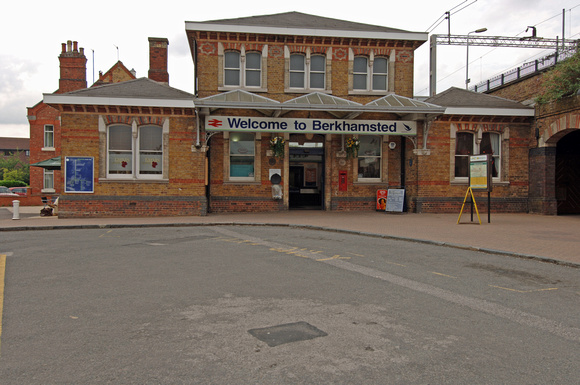 DG06789. Berkhamsted station. 6.7.06.