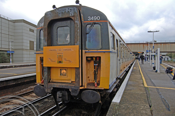 DG04972. 3490. Gatwick Airport. 26.11.2005
