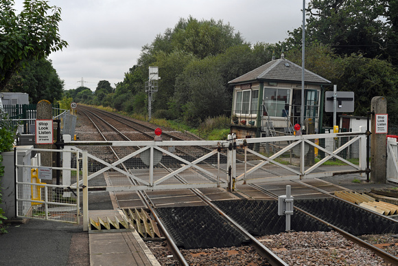 DG255698. Manually operated crossing gates. Fiskerton. 20.9.16