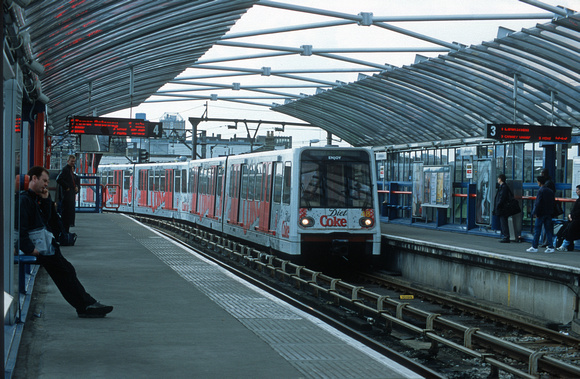 09242. DLR 48. Limehouse. 23.04.2001