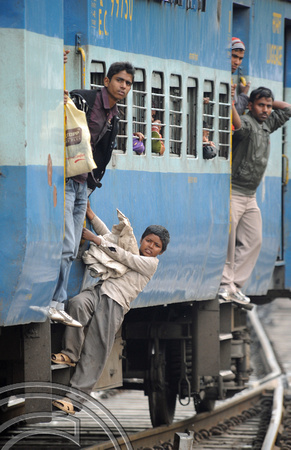 DG75455. Scavengers door hanging. New Delhi. India. 26.2.11.