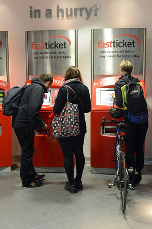 DG200664. Pax buying tickets from machines. Manchester Piccadilly. 12.11.14.