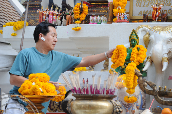 TD10991. Hindu shrine. Bangkok. Thailand. 25.1.09.