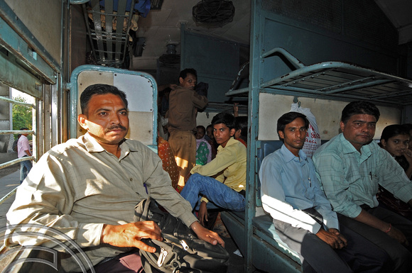 DG77488. Crowded train. Miyagam Karjan Jn. Gujarat. India. 26.3.11.
