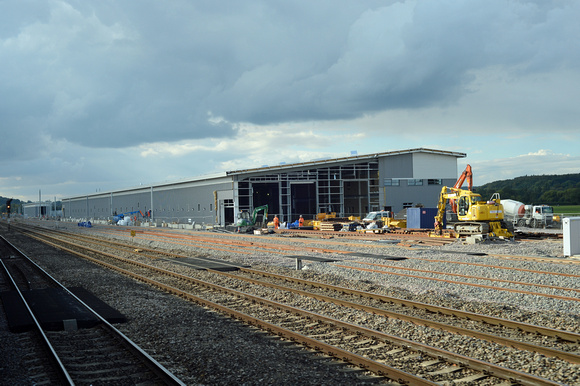 DG126039. Building the new Reading depot. 27.9.12.