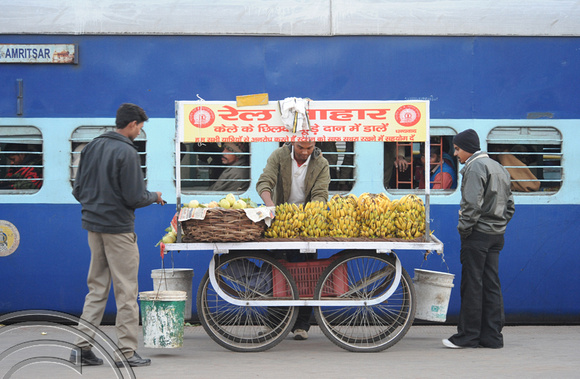 DG70128. Selling bananas. Lucknow station. India. 14.12.10.