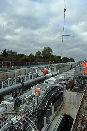 DG383550. Lowering a conveyor belt support. HS2 construction site. West Rusilip. London. 27.10.2022.