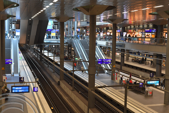 DG380074. Berlin Hauptbahnhof. Germany. 20.9.2022.