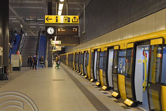DG380081. U5. Hauptbahnhof. Berlin. Germany. 20.9.2022.