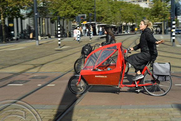 DG381818. Cyclists. Beurs. Rotterdam. Holland. 25.9.2022.
