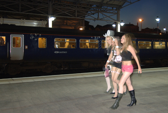 DG10575. Girls night out. Huddersfield. 19.5.07.