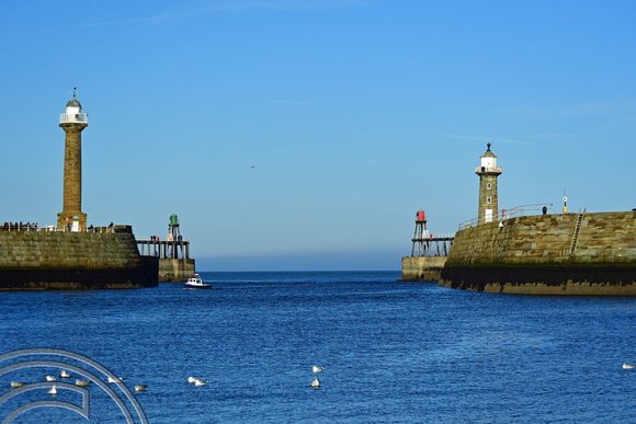 DG383895. The breakwater. Whitby. North Yorkshire. 13.11.2022.