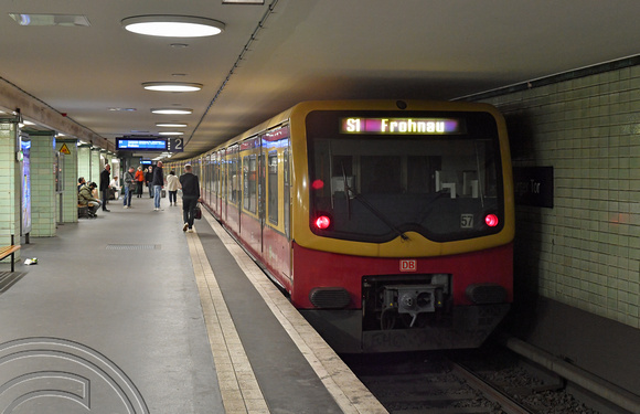 DG381658. Line S1. Brandenburger Tor. Berlin. Germany. 23.9.2022.