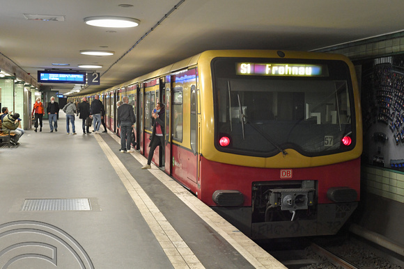 DG381660. Line S1. Brandenburger Tor. Berlin. Germany. 23.9.2022.