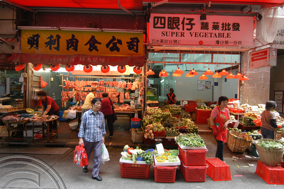TD00362. Market. Hong Kong. 2.11.04.