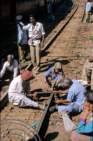T09657. Cutting rail with handsaw. Rajkot. Gujarat. India. 19.2.00.