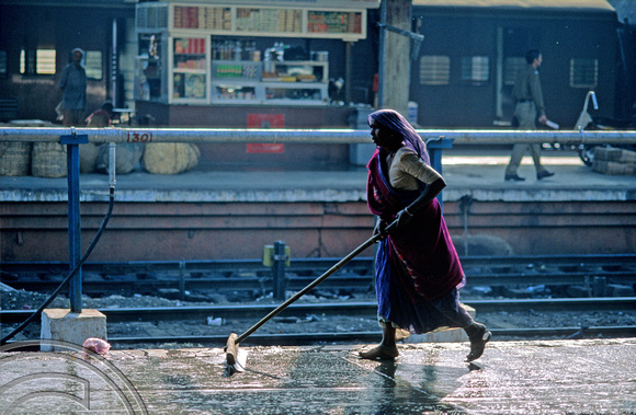 T09830. Washing the platform. Ahmedabad. Gujarat. India. Feb 2000.