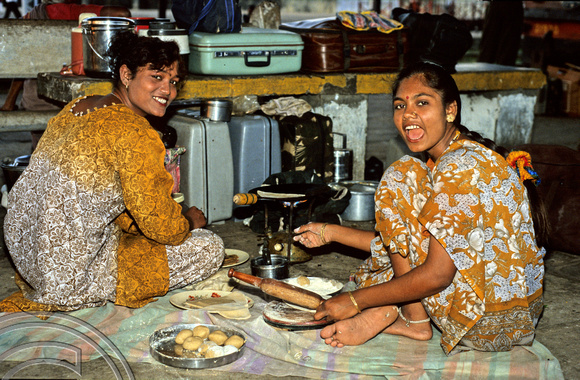 T06665. Sisters cooking. Madras Egmore. TN. India. 2.98.