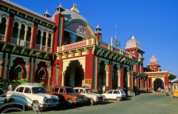 T6665. Madras Egmore railway station. TN. India. Feb 1998.