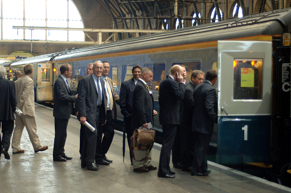 DG11917. Off to the races. Kings Cross. 22.8.07.