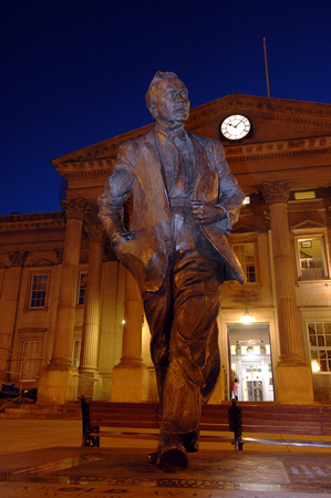 DG10574. Harold Wilson statue. Huddersfield.
