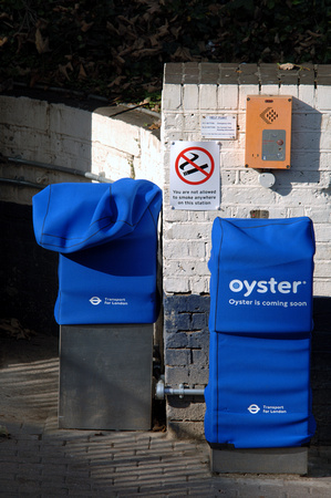 DG13055. New Oyster card readers. Crouch Hill. 19.10.07.
