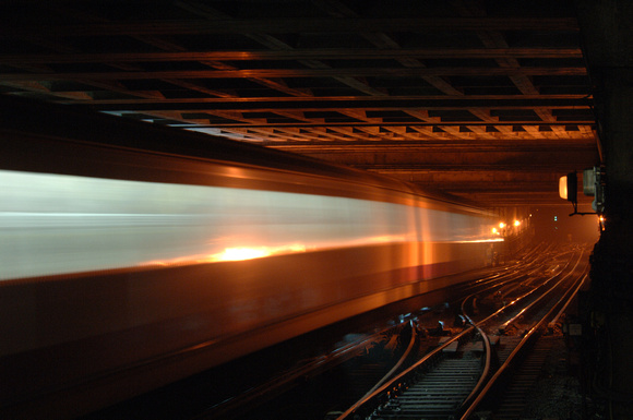 DG13186. Tube blur. Moorgate. 30.10.07.