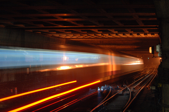 DG13187. Tube blur. Moorgate. 30.10.07.
