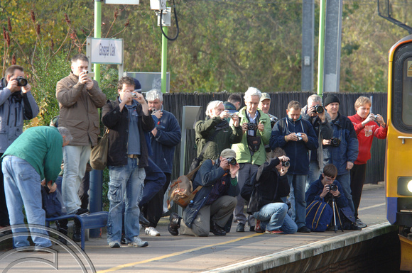 DG13301. Enthusiasts getting shots of the  Silverlink swansong. Gospel Oak. 10.11.07.