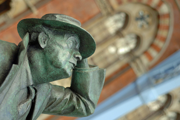 DG13593. Sir John Betjeman statue. St Pancras International. 14.11.07.
