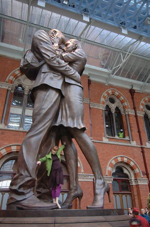 DG13595. Couple statue. St Pancras International. 14.11.07.