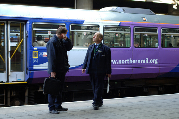 DG14128. Time for a chat. Manchester Victoria. 6.2.08.