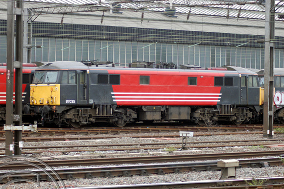 DG03148. 87035 stored at Willesden depot. 14.4.05.