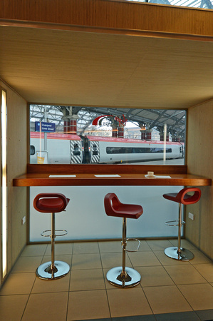 DG134847. First Class lounge. Liverpool Lime St. 11.1.13.