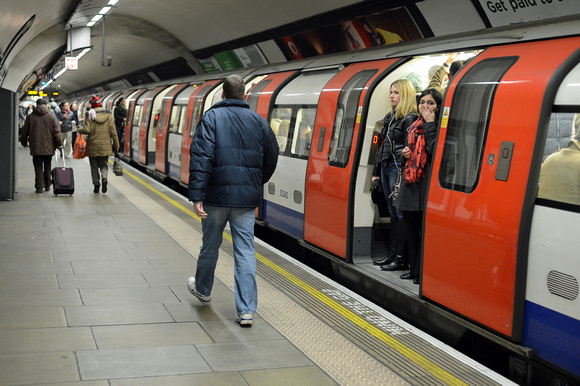 DG134903. Northern line. The Oval. 12.1.13.