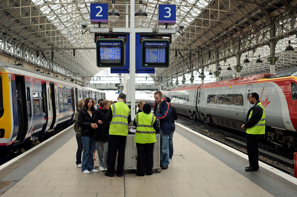 DG16629. Ticket checks. Manchester Piccadilly. 28.5.08..
