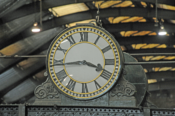 DG17027. The old clock. Kings Cross. 12.6.08.